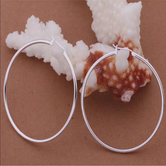 Jewelry - Silver thin comfortable earrings